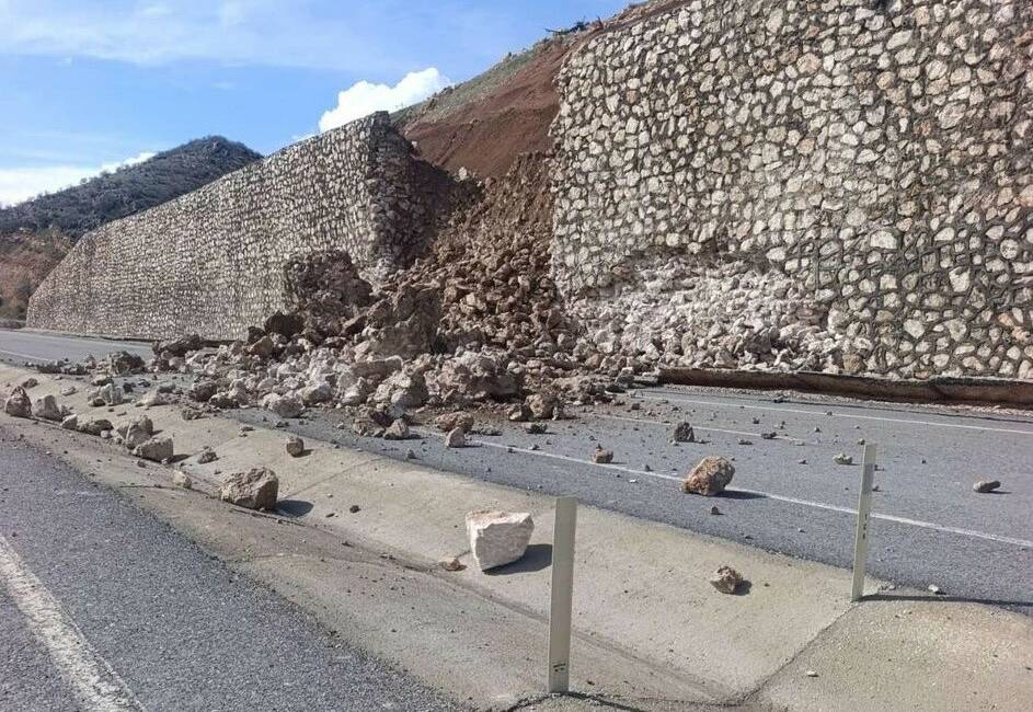 Adıyaman’ın Kahta ilçesinde yol kenarındaki istinat duvarı yağışlara dayanamayarak yıkıldı.