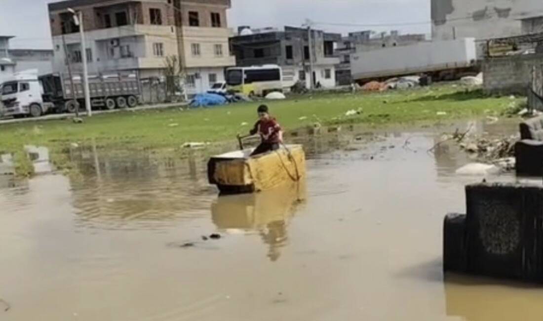Mardin’in Kızıltepe ilçesinde etkili olan yağış sonrası oluşan su birikintisi,