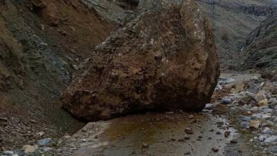 Batman’ın Sason ilçesinde yoğun yağışların ardından yamaçtan kopan büyük bir