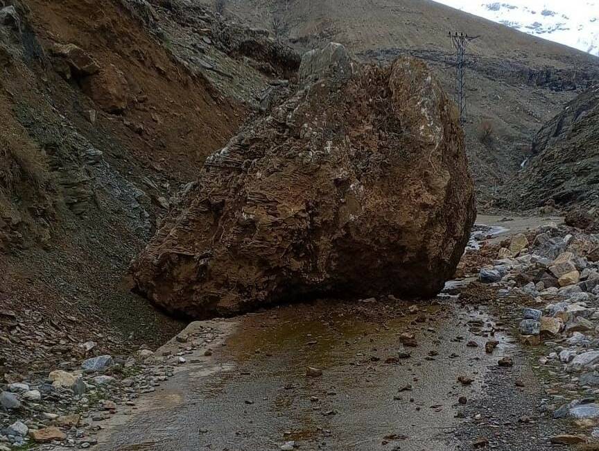 Batman’ın Sason ilçesinde yoğun yağışların ardından yamaçtan kopan büyük bir