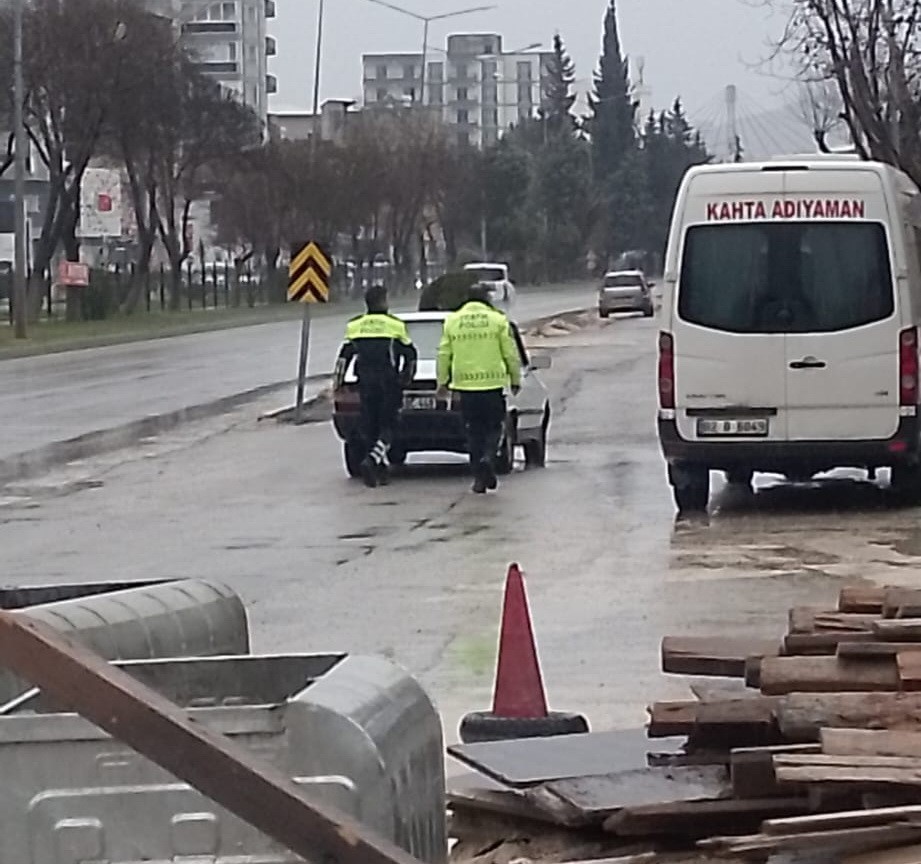 Adıyaman’da yolda kalan aracı polis ekipleri iterek sürücüye yardımda bulundu.