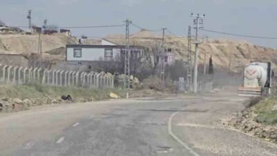 Diyarbakır’ın Çermik ile Ergani ilçelerini birbirine bağlayan yolda oluşan çukurlar,