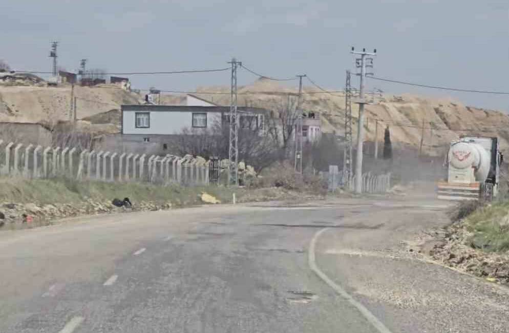 Diyarbakır’ın Çermik ile Ergani ilçelerini birbirine bağlayan yolda oluşan çukurlar,