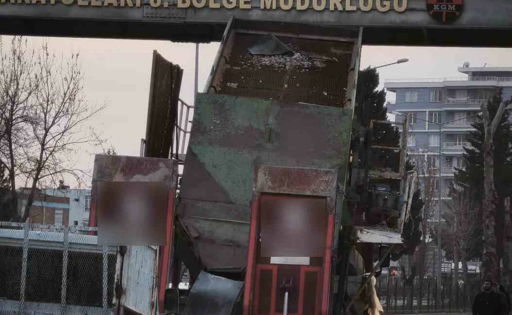 Adıyaman’da seyir halinde olan yüksek yüklü bir TIR, yükünün yüksekliği