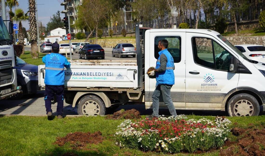 Adıyaman Belediyesi, baharın gelişiyle birlikte kent estetiğini güçlendirmek amacıyla refüj,