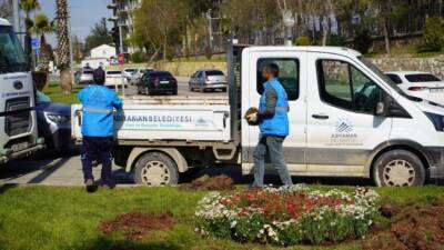 Adıyaman Belediyesi, baharın gelişiyle birlikte kent estetiğini güçlendirmek amacıyla refüj,