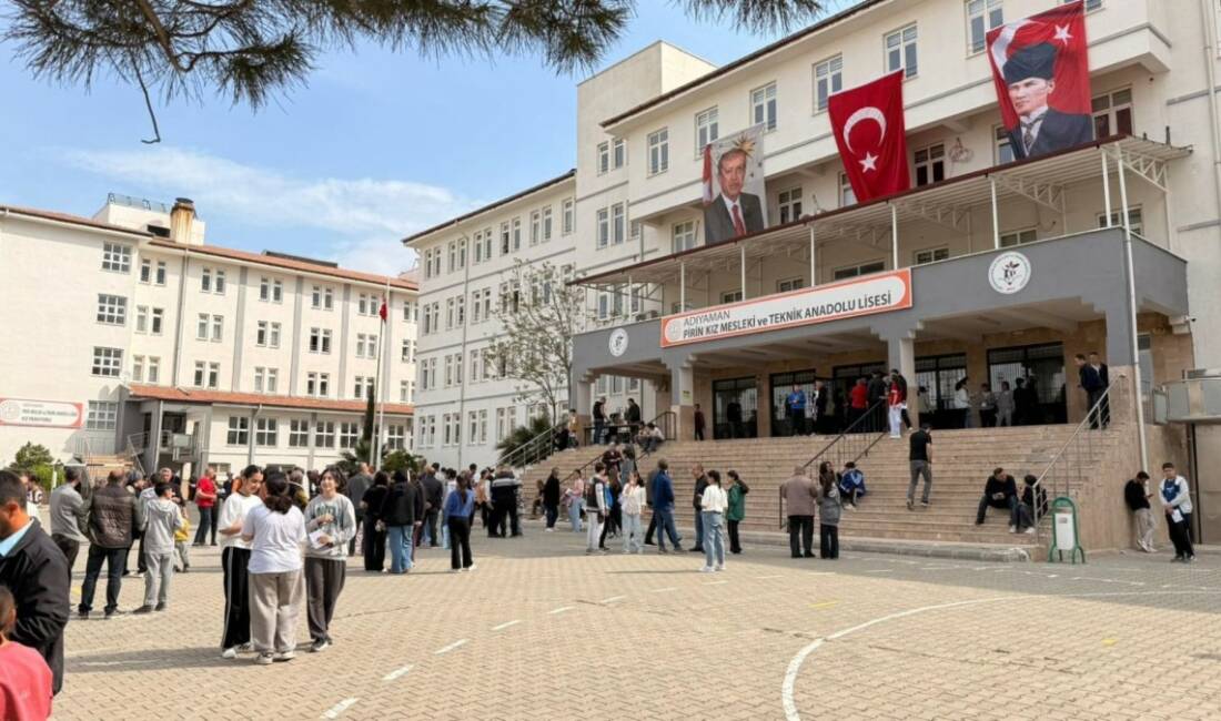 Adıyaman genelinde düzenlenen bursluluk sınavına binlerce öğrenci katıldı, sınav merkezlerinde