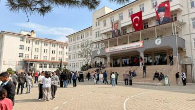 Adıyaman genelinde düzenlenen bursluluk sınavına binlerce öğrenci katıldı, sınav merkezlerinde
