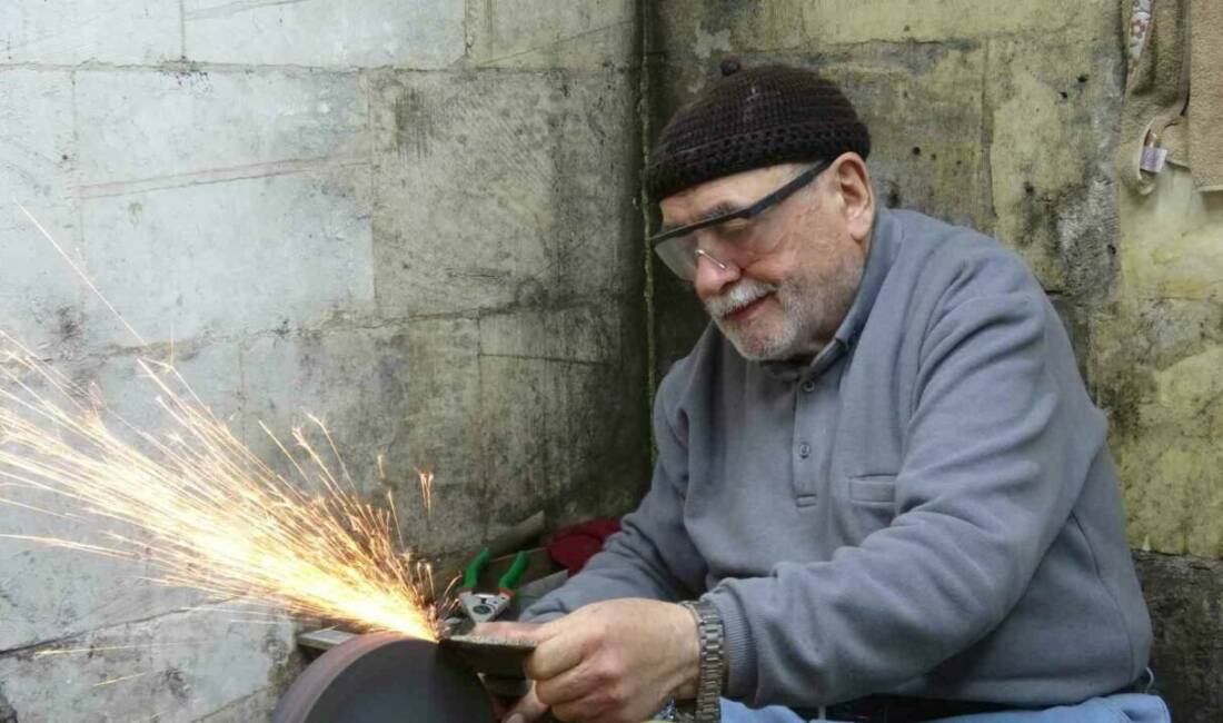 Gaziantep’te bıçak ustası Cemil Culfa, 10 yaşında çırak olarak başladığı