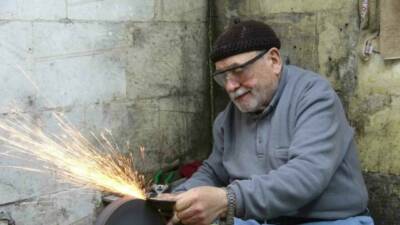 Gaziantep’te bıçak ustası Cemil Culfa, 10 yaşında çırak olarak başladığı