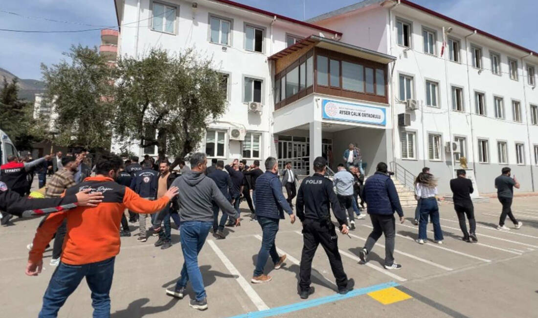 Kahramanmaraş’ta bir okulda düzenlenen silahlı saldırıya ait görüntüleri sosyal mecralarda