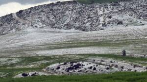 Besni merkez ve köylerinde etkili olan dolu yağışı tarım arazilerini