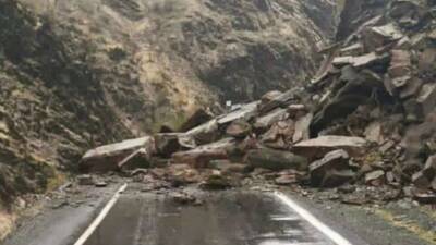 Şırnak'ın Beytüşşebap ilçesinde etkili sağanak yağışlar heyelana yol açarak Şırnak-Beytüşşebap