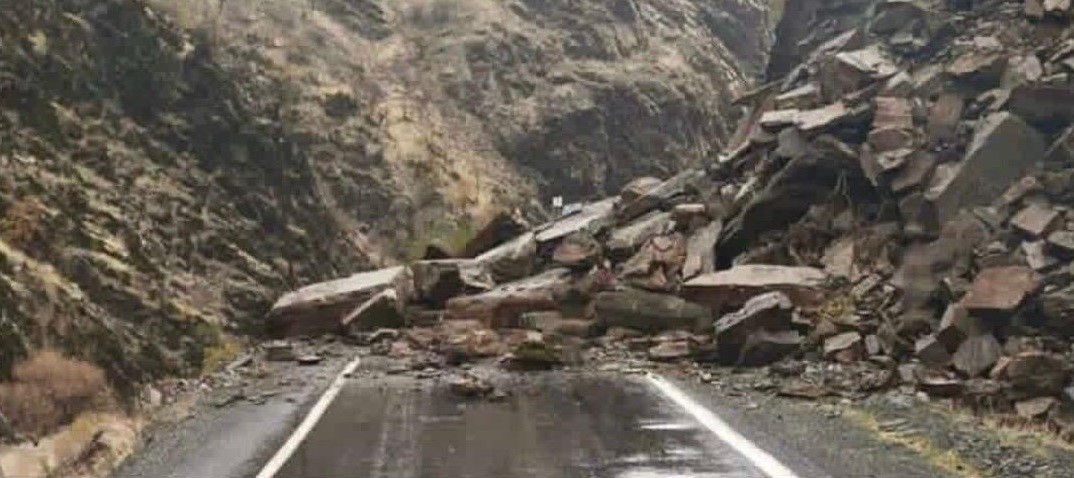 Şırnak'ın Beytüşşebap ilçesinde etkili sağanak yağışlar heyelana yol açarak Şırnak-Beytüşşebap
