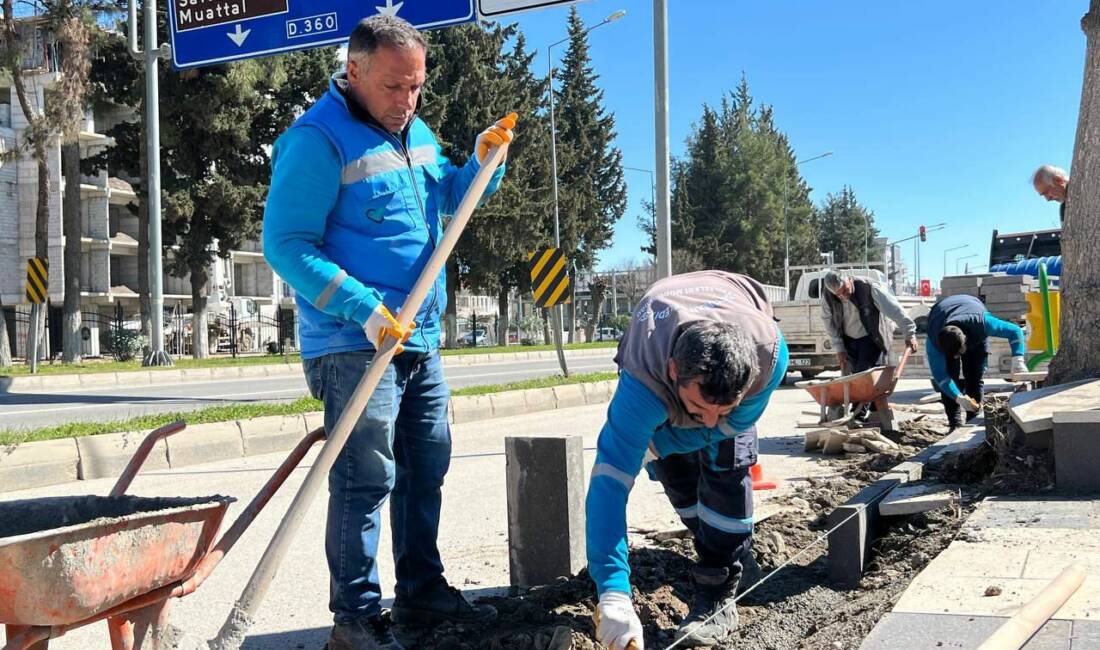 Adıyaman Belediyesi, kent genelinde sürdürdüğü kaldırım yenileme çalışmalarına hız verdi.