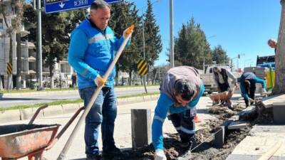 Adıyaman Belediyesi, kent genelinde sürdürdüğü kaldırım yenileme çalışmalarına hız verdi.