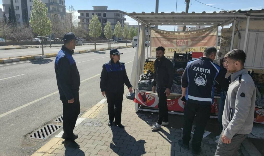 Adıyaman Belediyesi Zabıta ekipleri, kent merkezinde kaldırım işgalleri ile hijyen
