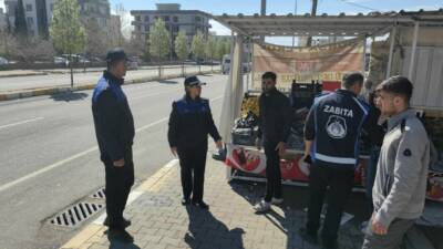 Adıyaman Belediyesi Zabıta ekipleri, kent merkezinde kaldırım işgalleri ile hijyen