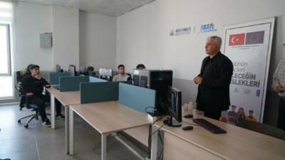 Adıyaman Belediyesi bünyesinde hizmet veren Dijital Gençlik Merkezi’nde; veri analizi,