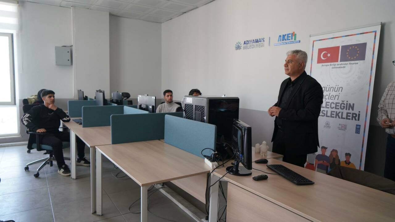 Adıyaman Belediyesi bünyesinde hizmet veren Dijital Gençlik Merkezi’nde; veri analizi,