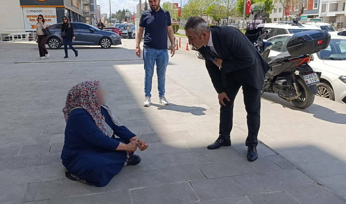 Adıyaman’da, bir kadın, elindeki bıçağı bileğine dayayarak canına kıymak istedi.
