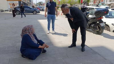 Adıyaman’da, bir kadın, elindeki bıçağı bileğine dayayarak canına kıymak istedi.