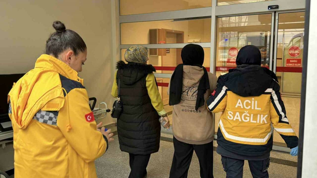 Adıyaman’da bir motosiklet sürücüsü, yolun karşı tarafına geçmeye çalışan öğrenciye