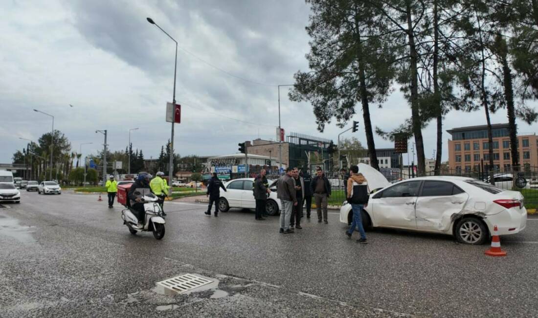 Adıyaman’da, 4 aracın bir birine girmesi sonucu zincirleme trafik kazası