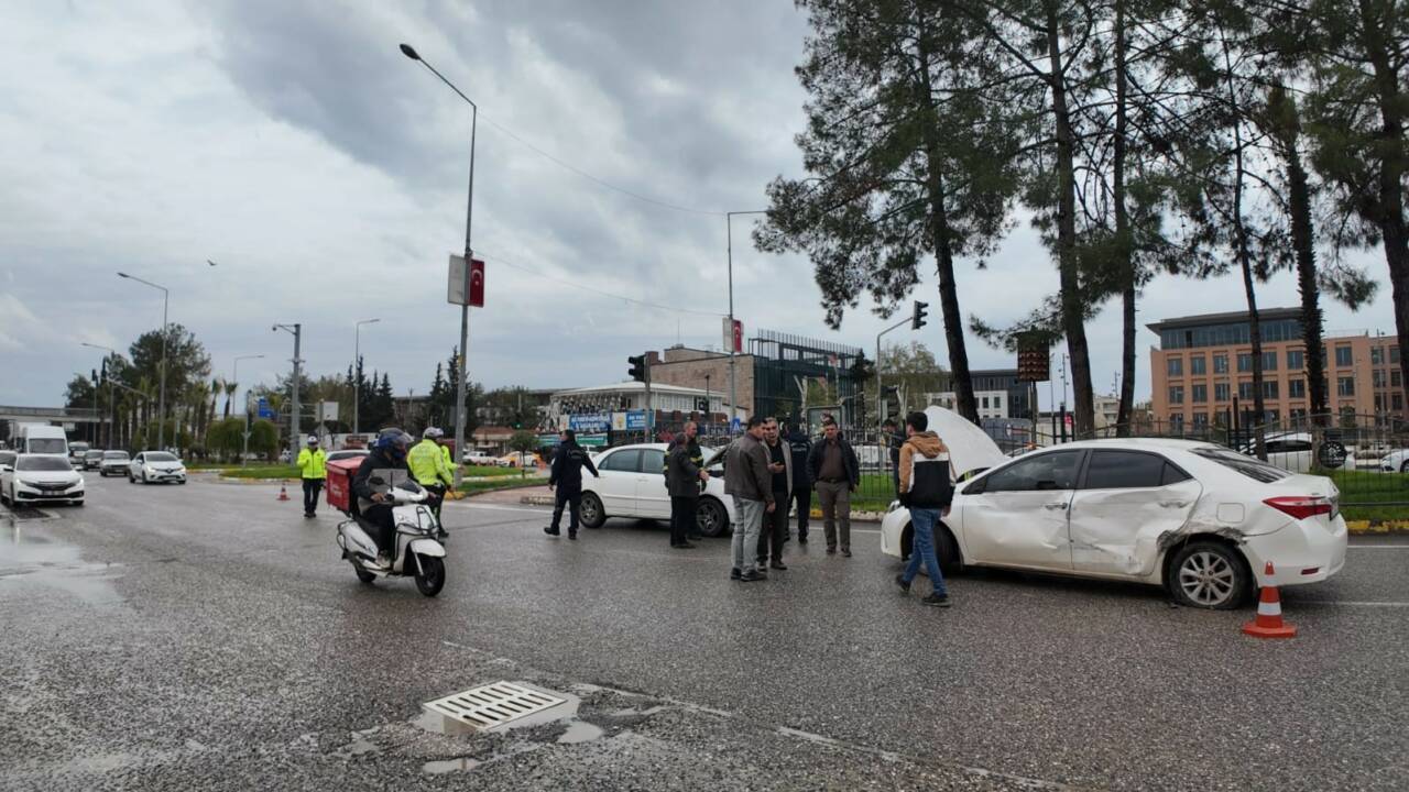 Adıyaman’da, 4 aracın bir birine girmesi sonucu zincirleme trafik kazası