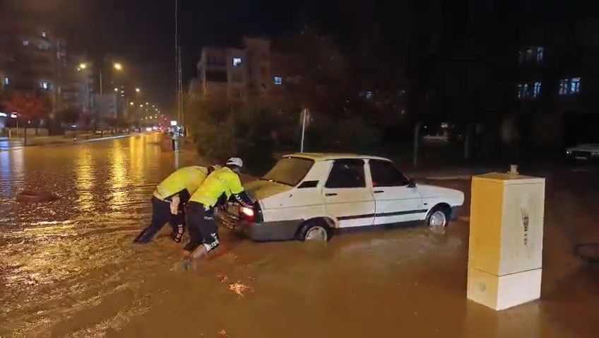Adıyaman'da etkili olan sağanak yağış, sel ve dolu olaylarına yol