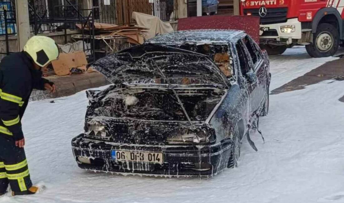 Adıyaman'da seyir halindeki bir otomobil alev alarak yandı, itfaiye ekipleri