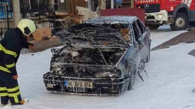 Adıyaman'da seyir halindeki bir otomobil alev alarak yandı, itfaiye ekipleri