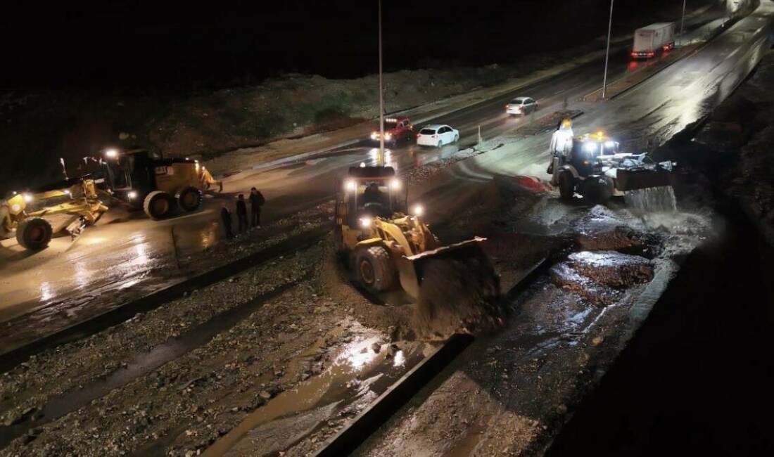 Adıyaman'da etkili olan şiddetli yağışlar nedeniyle Mersin Caddesi'nde heyelan ve