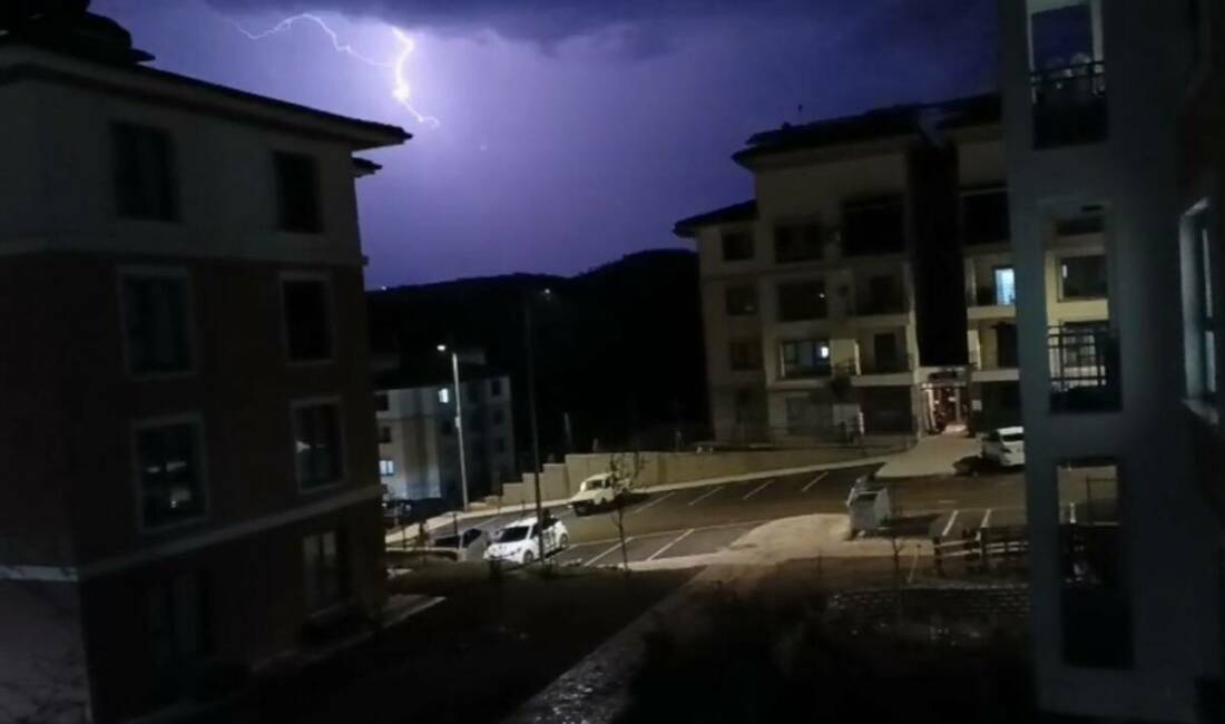 Adıyaman’ın Gölbaşı ilçesinde şimşekler geceyi aydınlattı.