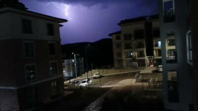 Adıyaman’ın Gölbaşı ilçesinde şimşekler geceyi aydınlattı.