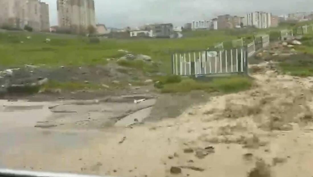 Sağanak yağış sonucu meydana gelen sel nedeniyle yollar göle dönerken,