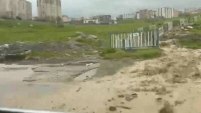 Sağanak yağış sonucu meydana gelen sel nedeniyle yollar göle dönerken,