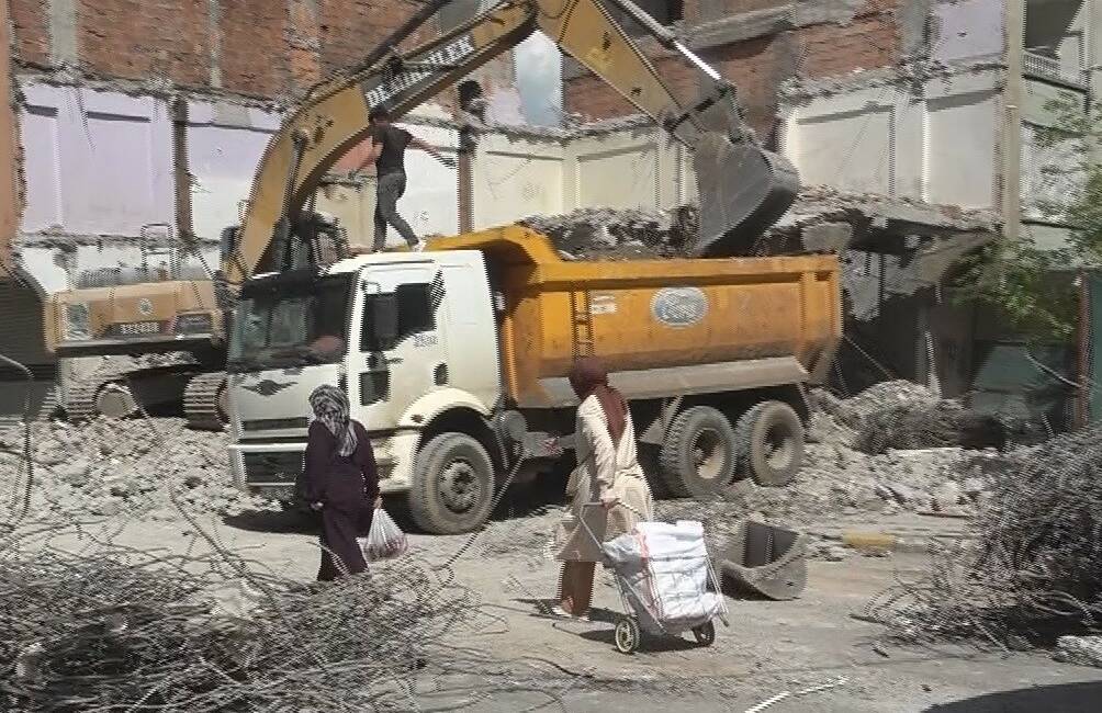 Diyarbakır’ın Bağlar ilçesinde ağır hasarlı binanın yıkımı sırasında bitişikteki apartmanın