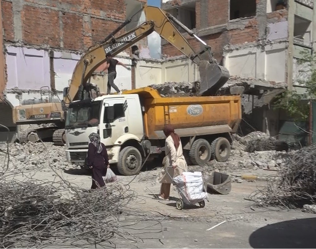 Diyarbakır’ın Bağlar ilçesinde ağır hasarlı binanın yıkımı sırasında bitişikteki apartmanın