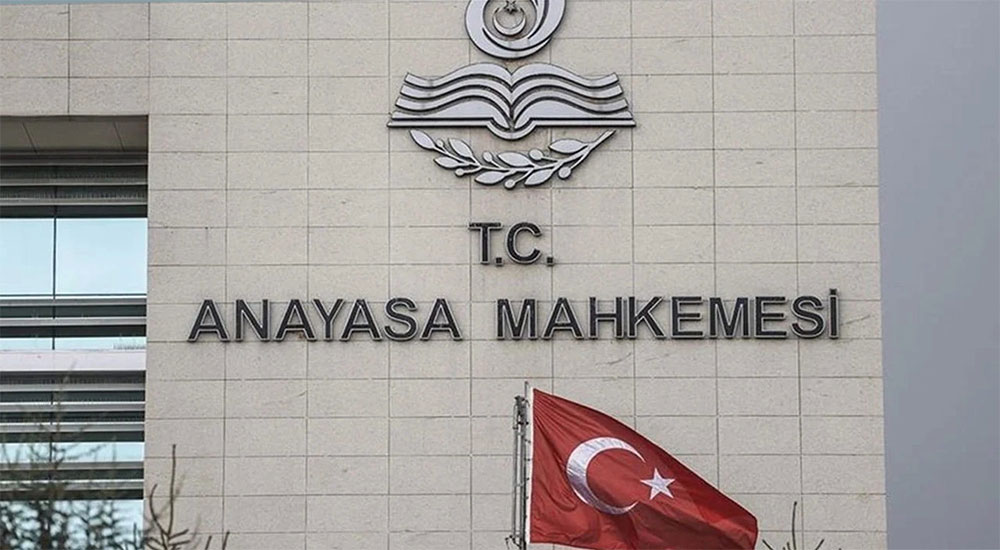 Anayasa Mahkemesi, nüfusu 2 binin altına düşen belediyelerin köy statüsüne
