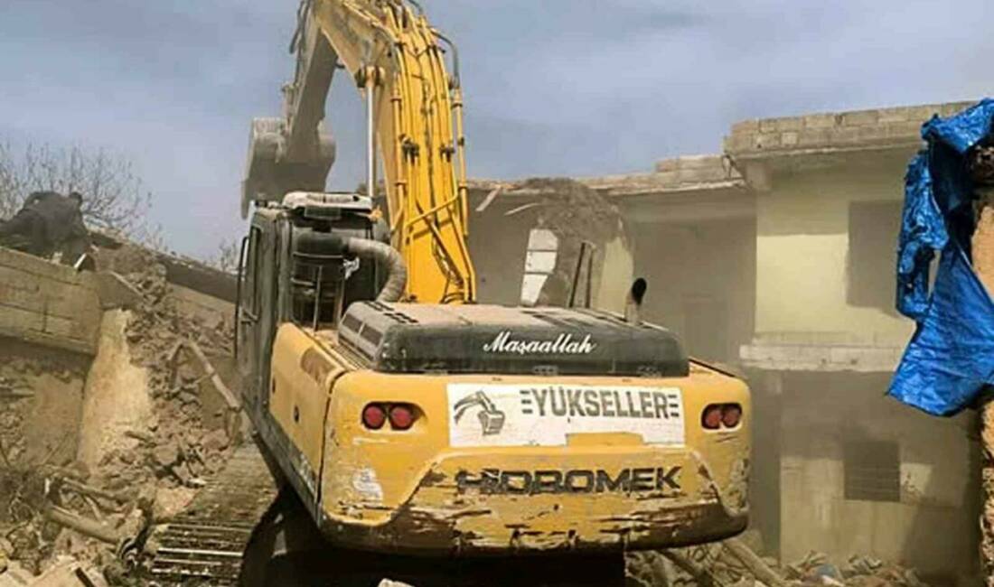 Gaziantep’in Araban ilçesinde, Kahramanmaraş merkezli depremlerde hasar gören binaların yıkımına