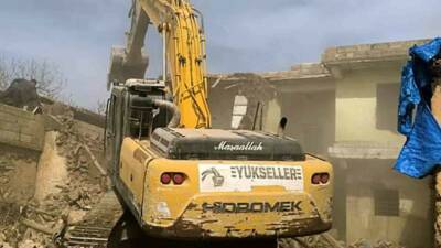 Gaziantep’in Araban ilçesinde, Kahramanmaraş merkezli depremlerde hasar gören binaların yıkımına