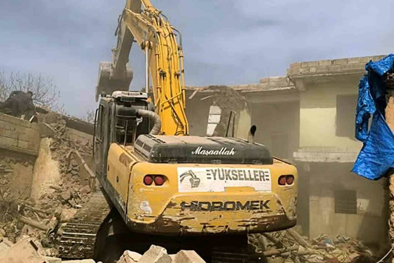 Gaziantep’in Araban ilçesinde, Kahramanmaraş merkezli depremlerde hasar gören binaların yıkımına