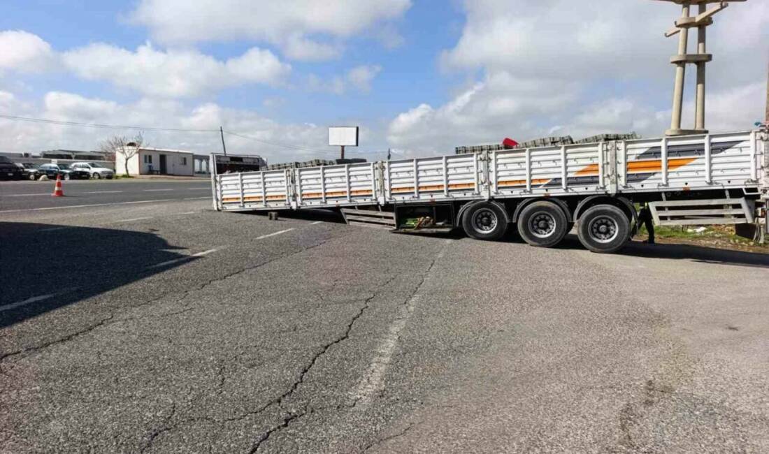 Adıyaman’da, çekicisinden kopan tır dorsesi yolu trafiğe kapattı.