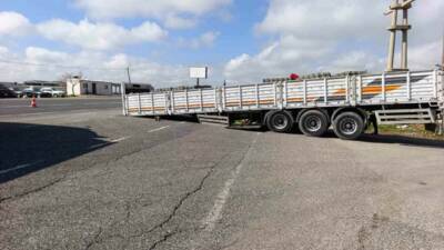 Adıyaman’da, çekicisinden kopan tır dorsesi yolu trafiğe kapattı.
