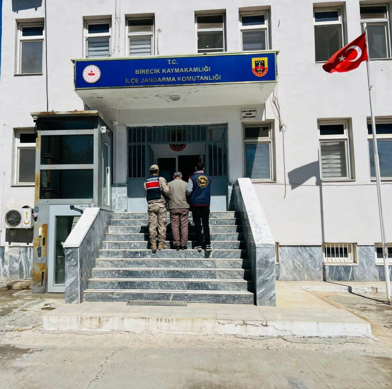 Şanlıurfa’nın Birecik ilçesinde aranan 2 şahıs yakalandı.