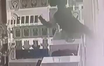 Diyarbakır’da bir çocuk, girdiği telefoncu dükkanında, masanın üzerine çıkıp vitrinde