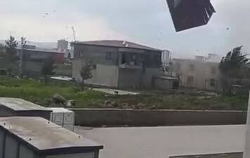 Diyarbakır’da şiddetli fırtına nedeni ile iki katlı bir binanın çatısı