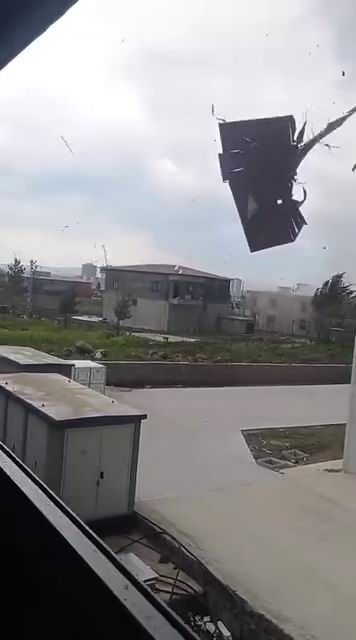 Diyarbakır’da şiddetli fırtına nedeni ile iki katlı bir binanın çatısı
