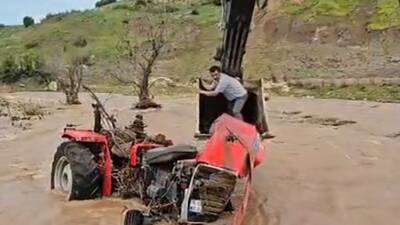 Kilis’in Musabeyli ilçesinde traktörüyle Afrin Çayı’nda mahsur kalan bir vatandaş,